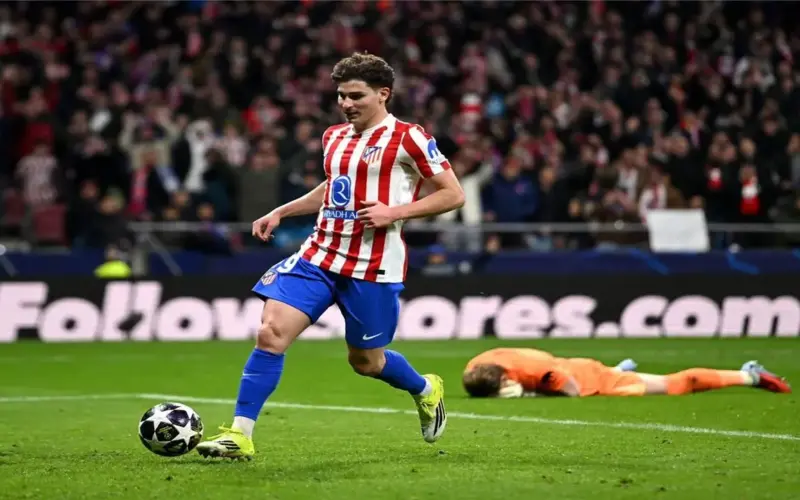 بشكل غاضب.. رئيس أتلتيكو مدريد يحسم ملف رحيل جوليان ألفاريز